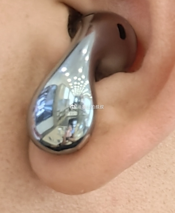 华为 FreeBuds 5 耳机实物上手体验：入耳佩戴牢固舒适